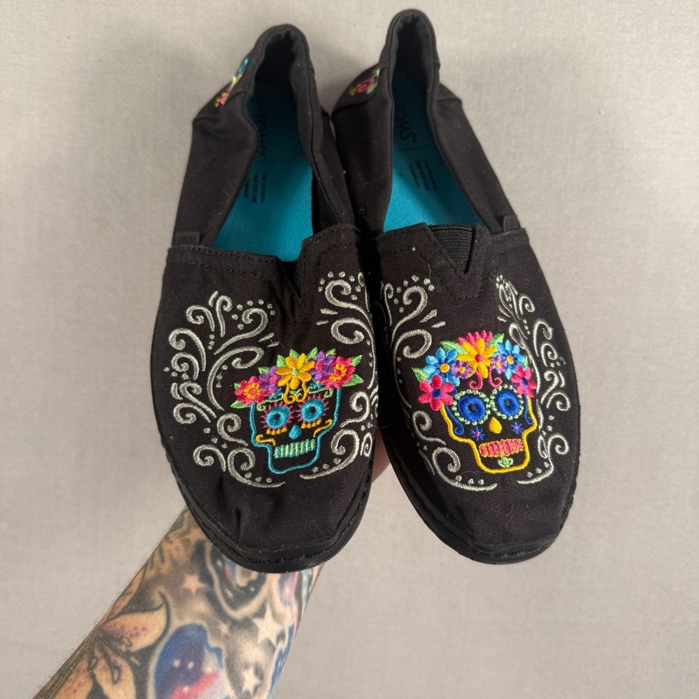 TOMS Day of the Dead Halloween Skull Shoes Womens 9.5W  Black Embroidery Slip-On